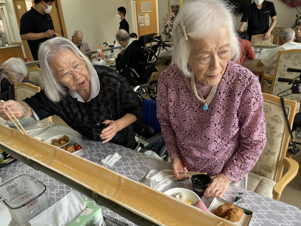 はたさきでそうめん流しを楽しむ入居者