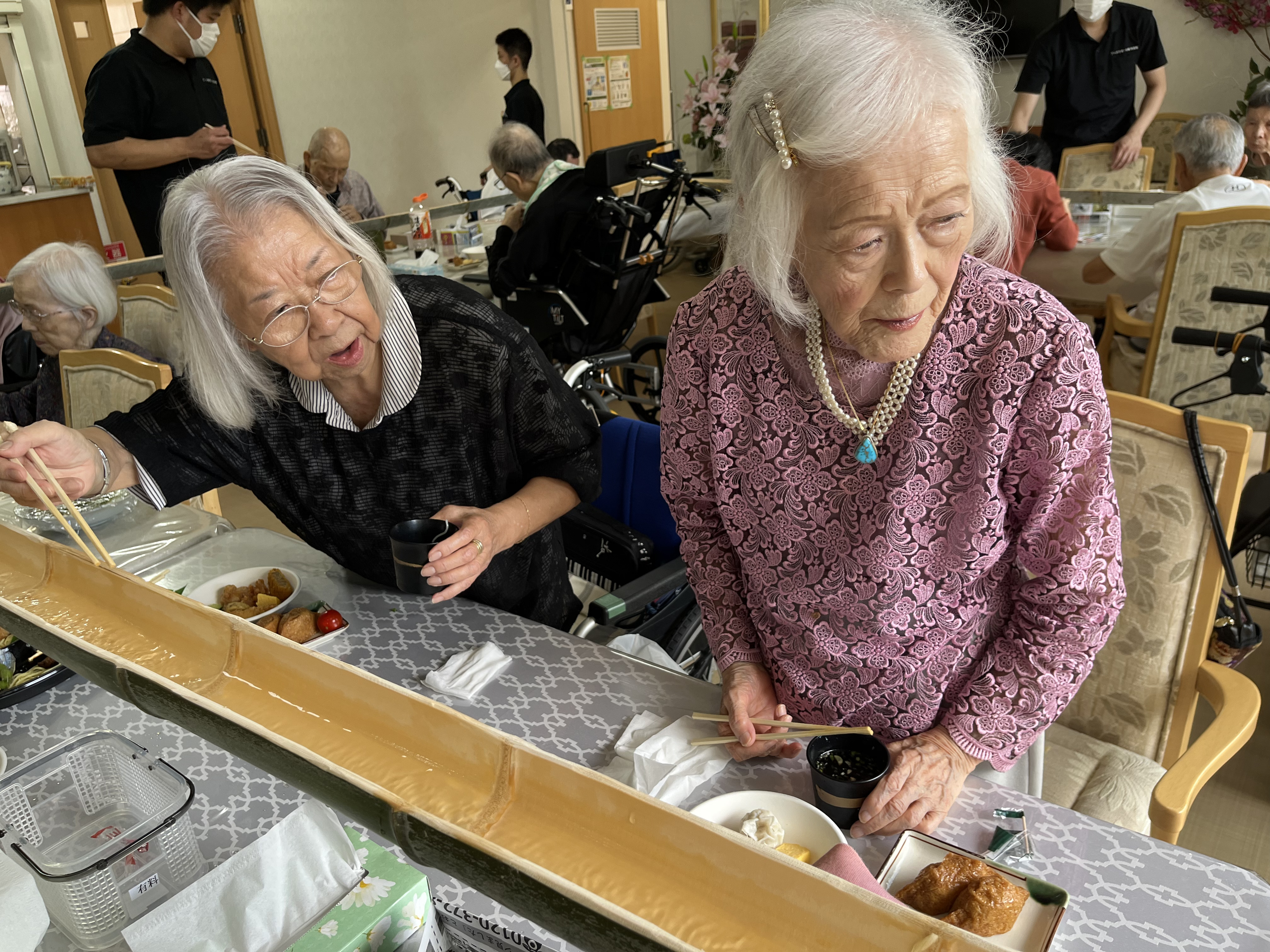 デイサービスはたさき別館で季節の食事を楽しむ利用者