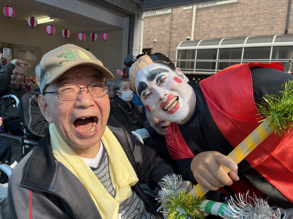 はたさき別館の秋祭りで入居者と職員が笑顔を見せる様子