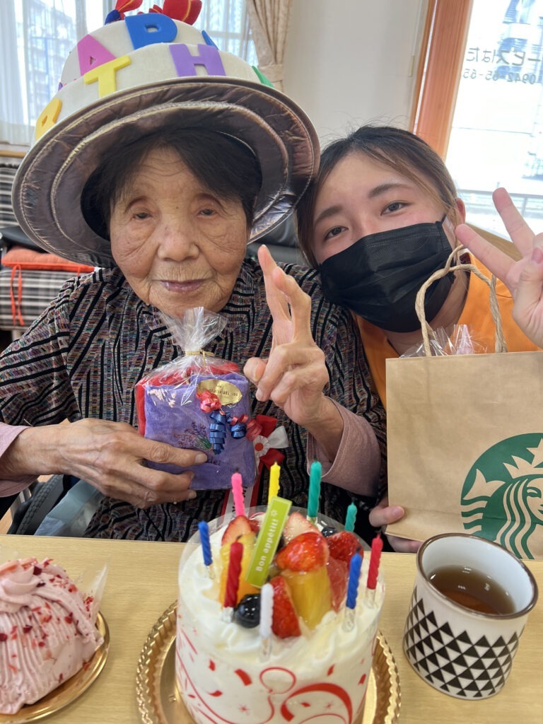 はたさきで誕生日を迎えた入居者と職員