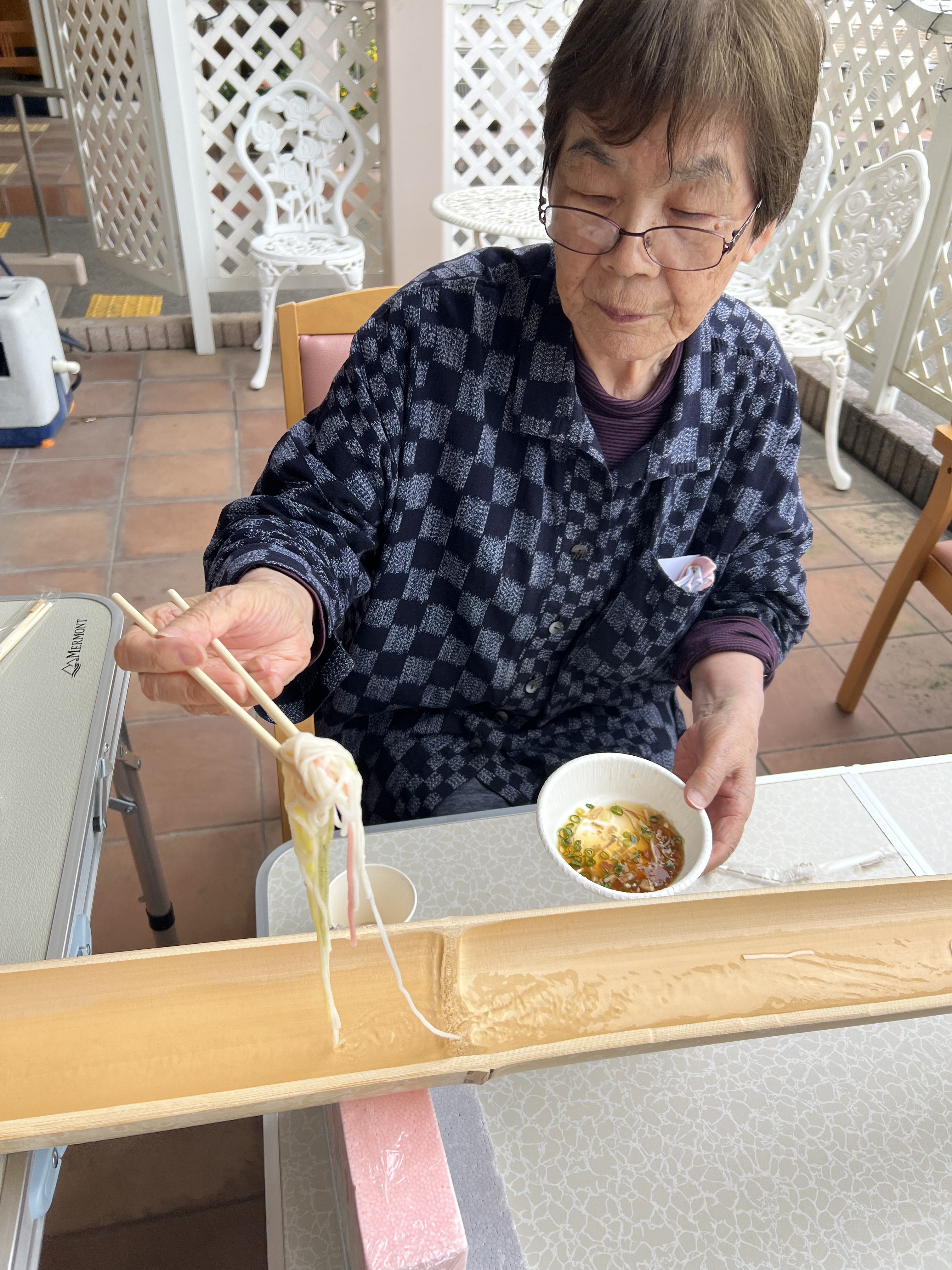 デイサービスで流しそうめんを楽しむ利用者