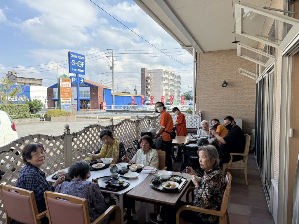 はたさきのテラスで入居者と職員が食事をする様子