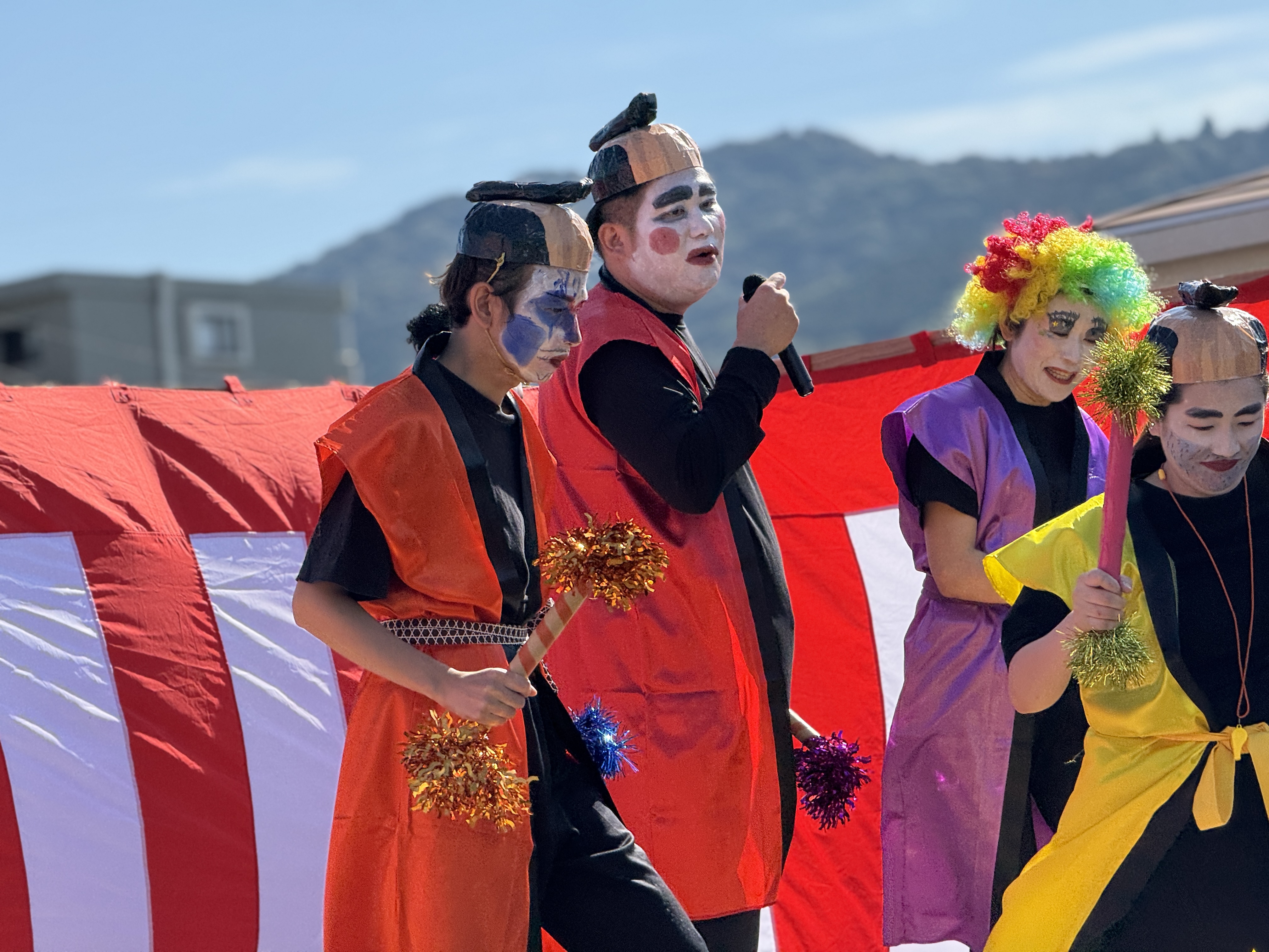 3施設合同の秋祭りで、入居者の前で演目を披露する職員の様子