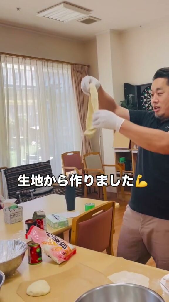 畑のトマトが大活躍、生地から作った手作りピザの様子