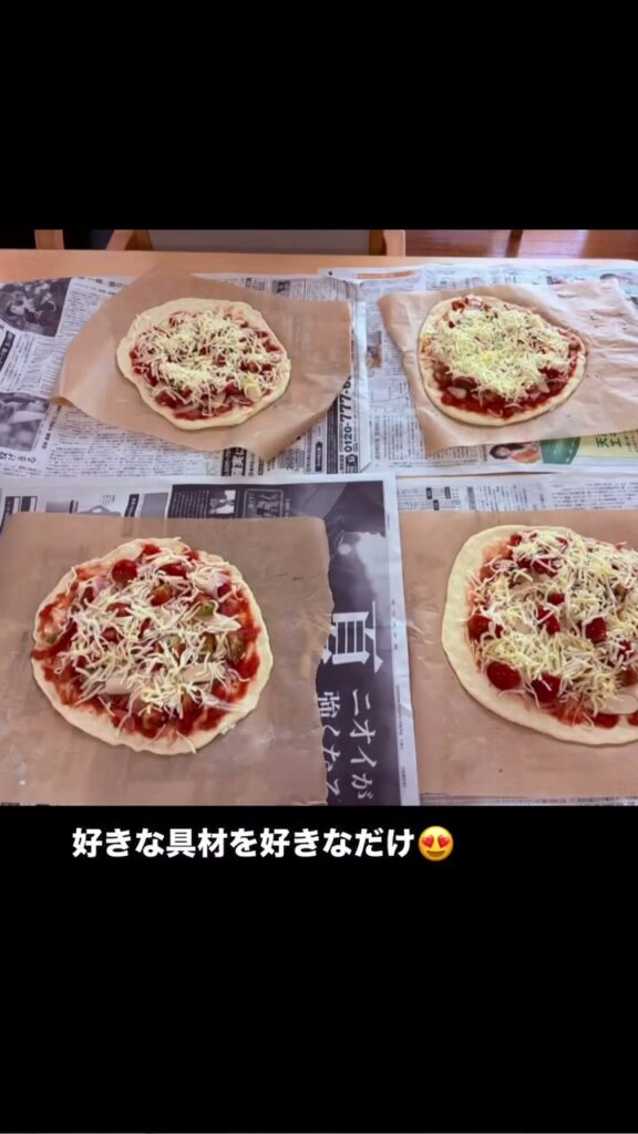 畑のトマトが大活躍、生地から作った手作りピザの様子