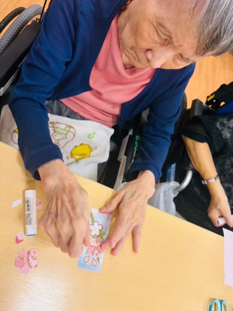 切って、貼って、素敵なしおりが完成しましたの写真 3