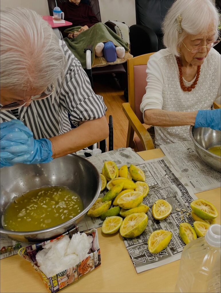 かぼすを絞って、手作りジュースにの写真 4