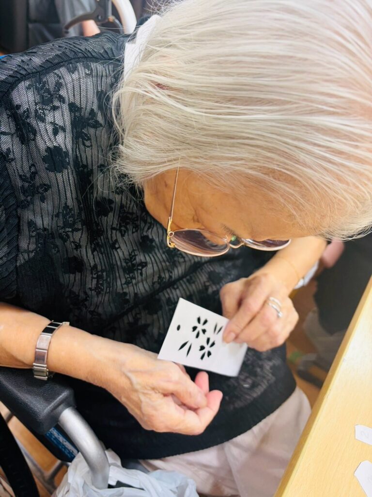 切って、貼って、素敵なしおりが完成しましたの写真 5