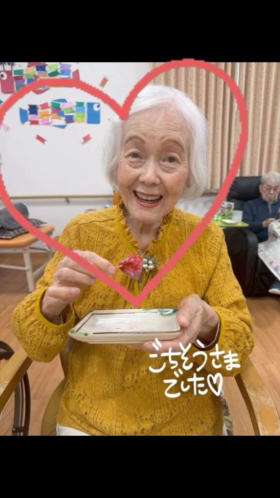 収穫したジャガイモと、いちごを囲むひととき