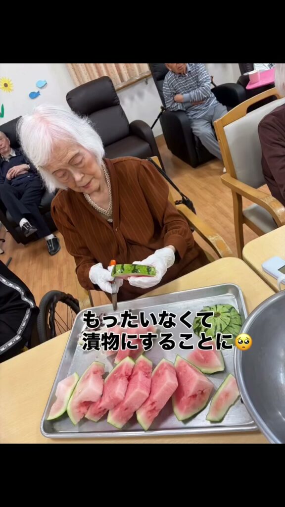 切ってびっくり、スイカがまだ白かった！｜2種類の漬物にして楽しみましたの様子