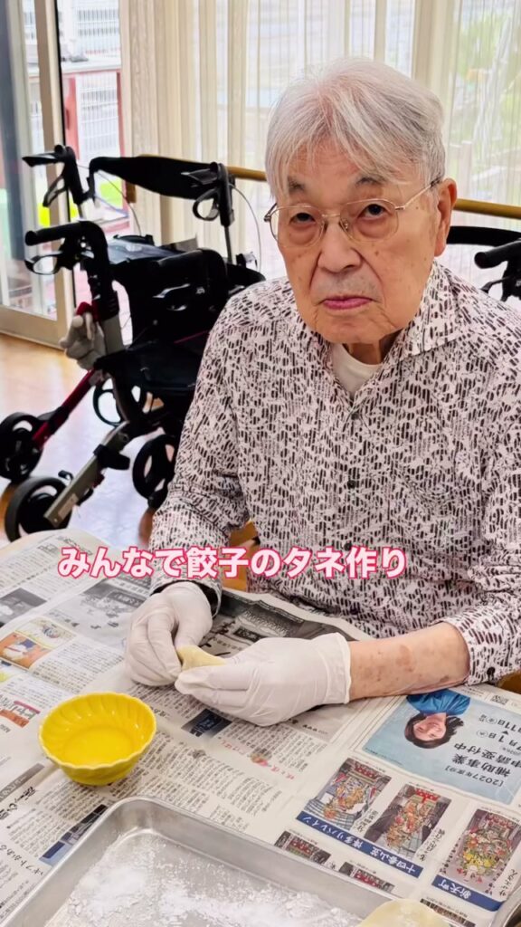 みんなで包んだ餃子と手作り中華|にぎやかな調理レクの一日の様子