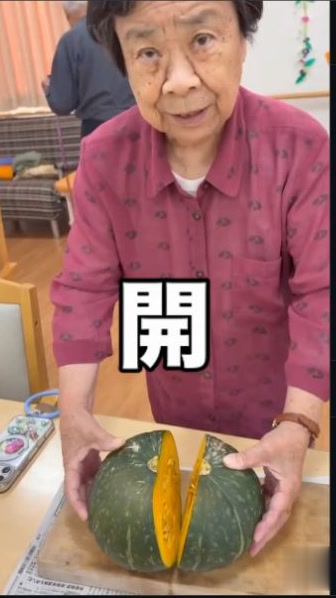 Kさんと夏野菜に感謝を込めて｜楽しい調理レクの様子