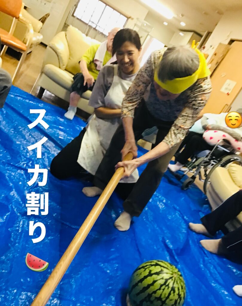 夏の恒例、スイカ割りを楽しみました｜畑のスイカも立派に収穫の写真 1
