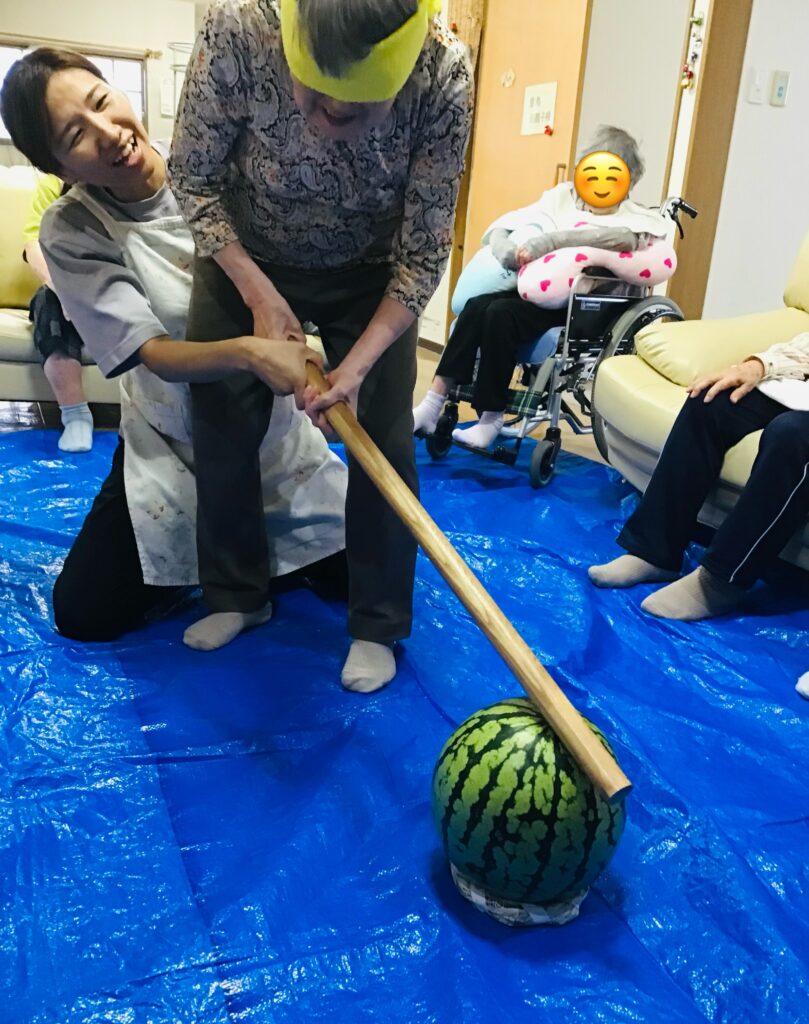 夏の恒例、スイカ割りを楽しみました｜畑のスイカも立派に収穫の写真 2