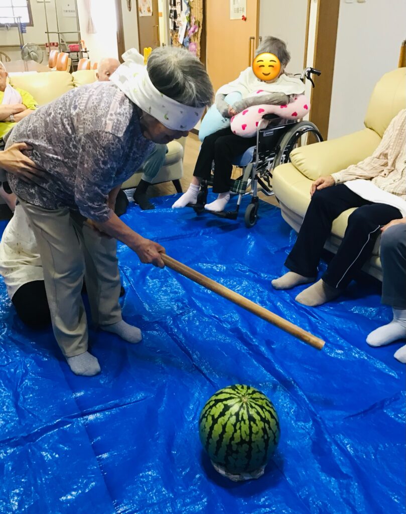 夏の恒例、スイカ割りを楽しみました｜畑のスイカも立派に収穫の写真 3