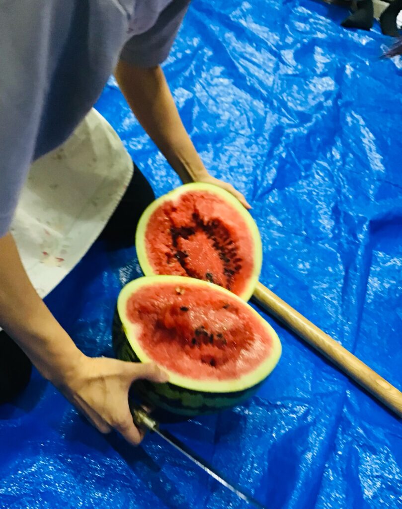 夏の恒例、スイカ割りを楽しみました｜畑のスイカも立派に収穫の写真 5