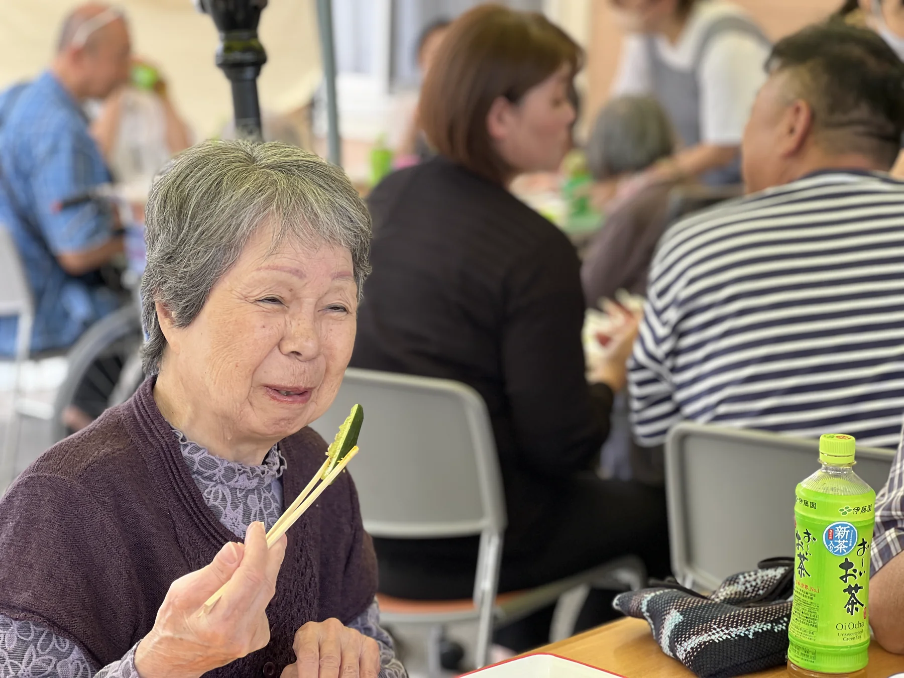 外出先で食事を楽しむ入居者