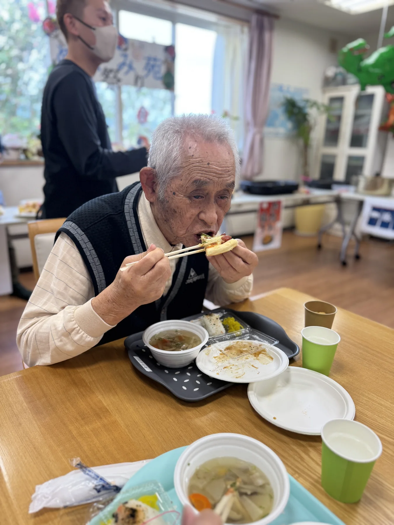 行事の食事を楽しむめぐみ苑の入居者