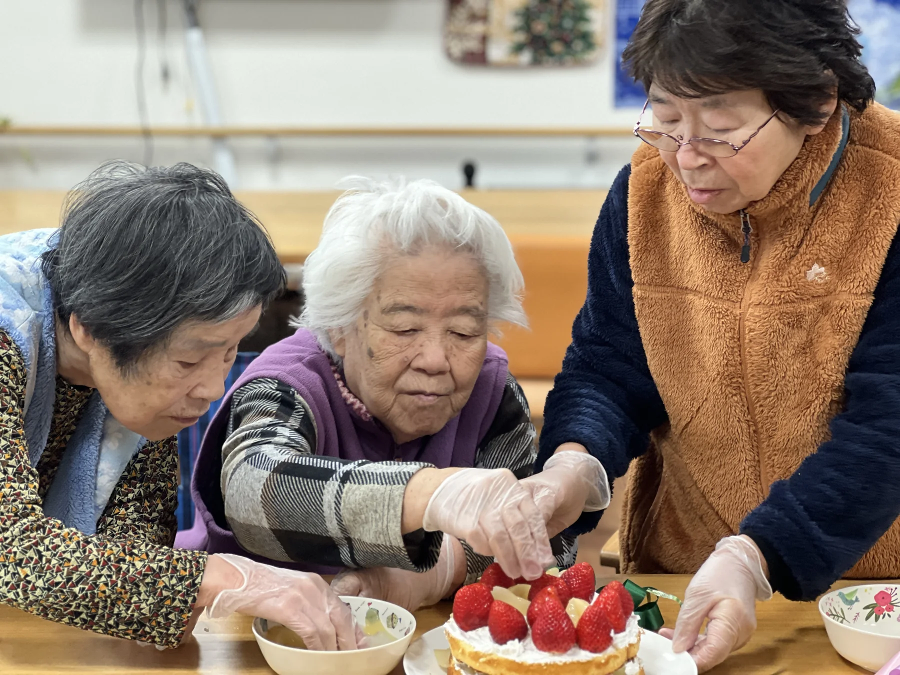 入居者が協力していちごのケーキを作る様子
