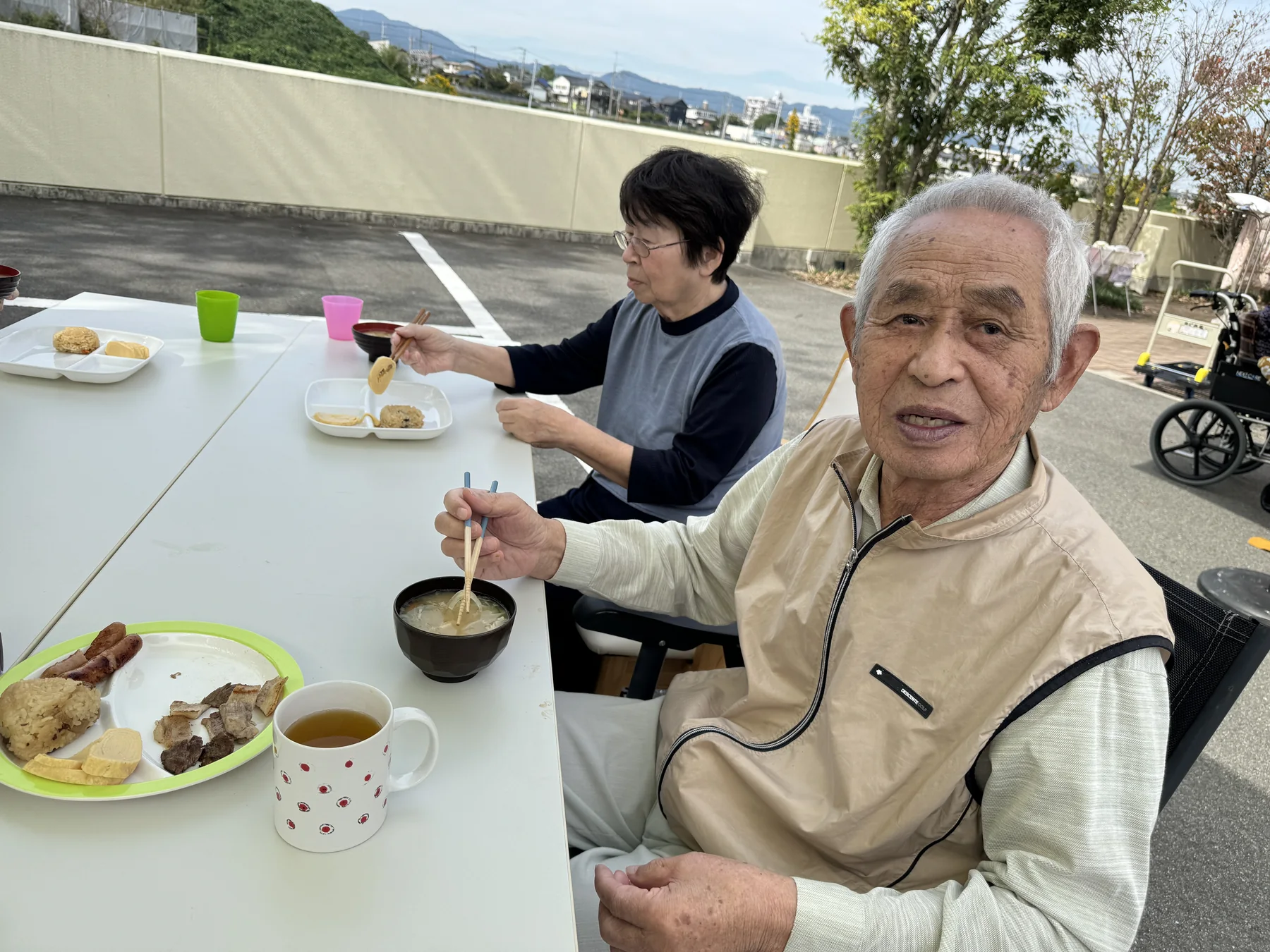 屋外で食事を楽しむめぐみ苑の入居者