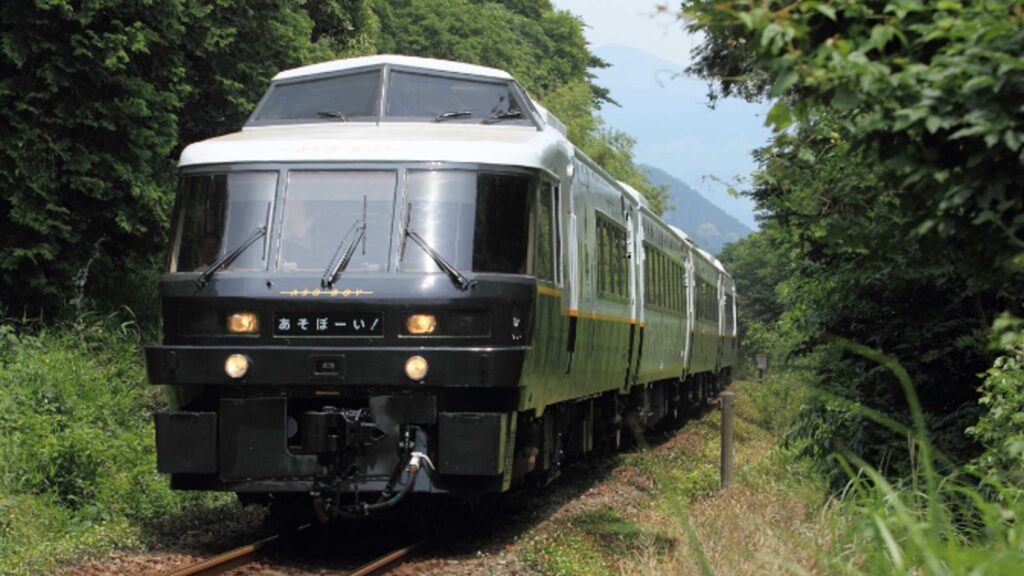 森の中を走る特急「あそぼーい！」の実車外観