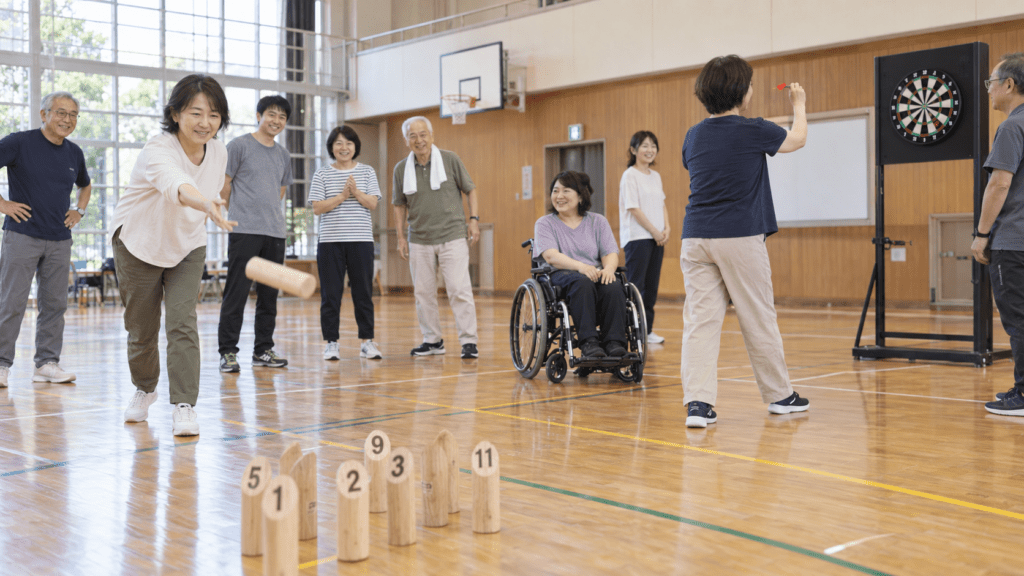 体育館でモルックとソフトダーツを楽しむ参加者