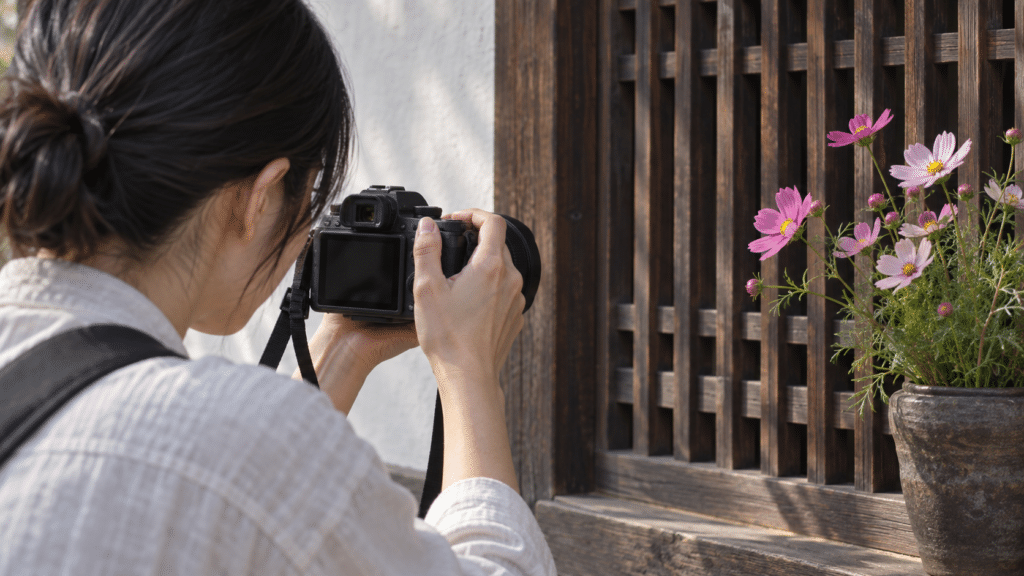 伝統的な建物の細部と季節の草花を撮影する人