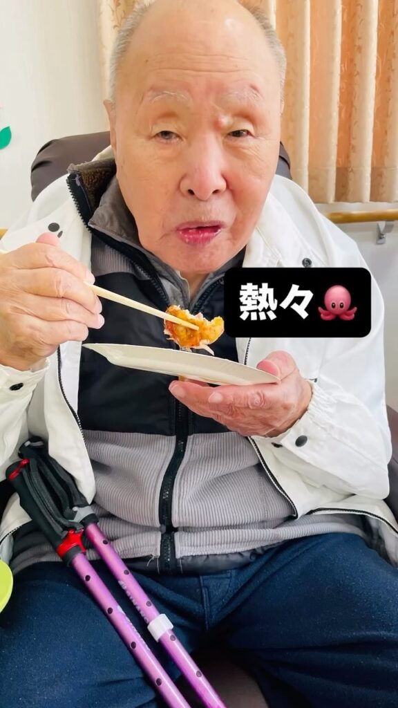 新しい出会いをたこ焼きで歓迎｜笑顔が広がるひとときの写真 1