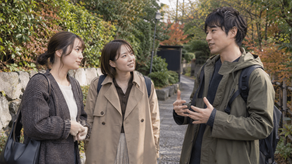 秋の庭園で会話を交わす若い人たちのイメージ