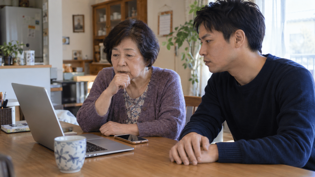 パソコンの表示について母と息子が落ち着いて確認するイメージ