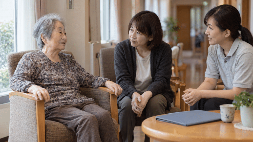 高齢者本人と家族・支援者が拘束を使わない支援について話し合う架空の写真調場面