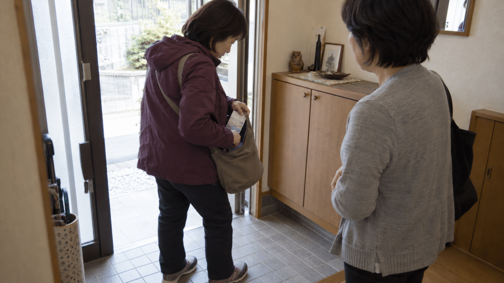 地域の映画会へ出かける前に案内を鞄へ入れる女性たちの架空の写真調場面