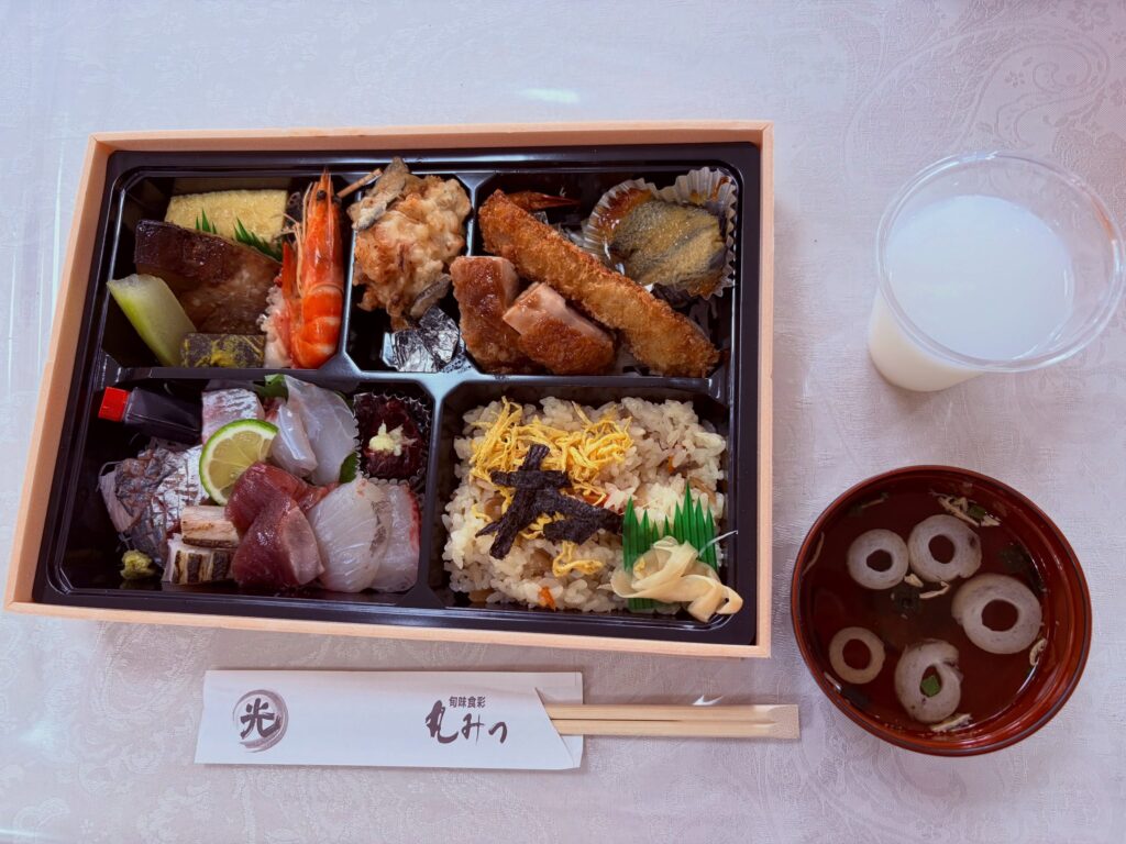 敬老会のひととき|お祝いの食事とゲームを楽しみましたの写真 1
