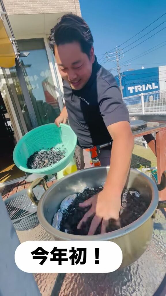 石焼き芋の季節がやってきました|火を囲み、じゃんけんも大盛り上がりの写真 2